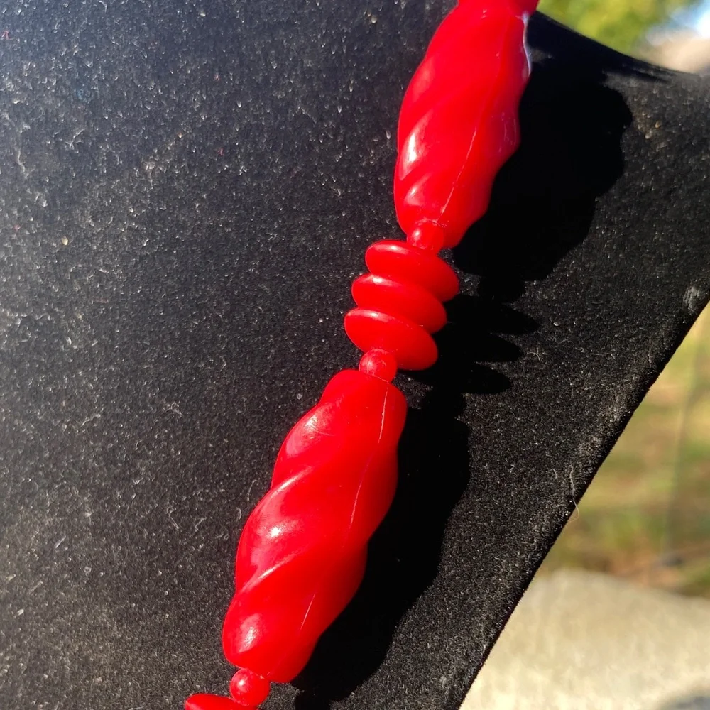 Vintage Red Beaded Necklace - Picture 3 of 4